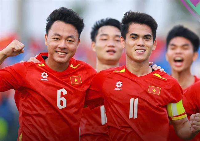 Hướng dẫn từng bước quy trình đăng ký tài khoản AW8, hiển thị các trường thông tin cần điền và nút đăng ký, màu sắc xanh lá cây và vàng kim.